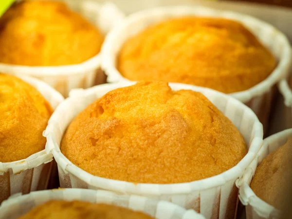 Vanilyalı kek, kağıt cupcake tutucu, seçici odak. Yakın çekim fotoğraf kutusunda dekore edilmiş ev yapımı cupcakes. Gluten ücretsiz badem unu muffin.
