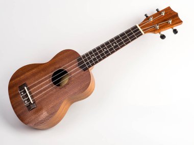 Beyaz arka plan üzerinde kahverengi ukulele