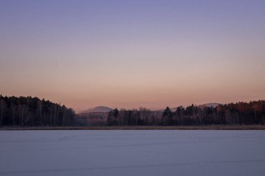 güzel gün batımı bir dağ gölü. buz gibi kar gün kış.