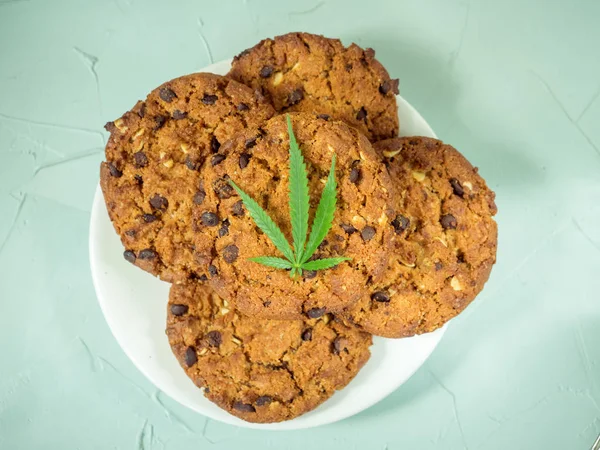 Delicious Homemade Chocolate Chip Cookies Cbd Cannabis Leaf Garnish Buds — Stock Photo, Image