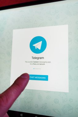 Çelyabinsk, Rusya Federasyonu - 01 Mayıs 2018: telgraf uygulama dijital tablet ekranda. En popüler anlık ileti hizmeti. Kayıt ve yükleme. Ban Rusya'da ve kripto kendi para birimi girin Ton.