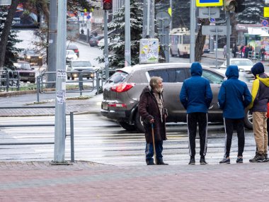 Chelyabinsk, Rusya: 10 Ekim 2018 - zavallı yaşlı adam yeni nesil insanlardan yardım istedi. Buna karşılık, kayıtsız sessizlik ve görmezden alacaksınız. Rusya, aç ve soğuk emekli aylığı yoksun.