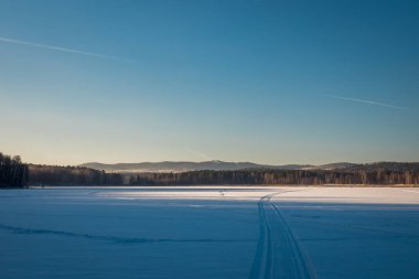kış günü manzara. Gölde kış.