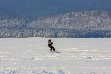 snowkiting atlet ekipman uçurtma ve aşırı büyük dağ gölde snowboard denetler. taze temiz kar ve buz gibi manzara. vahşi doğa arka plan