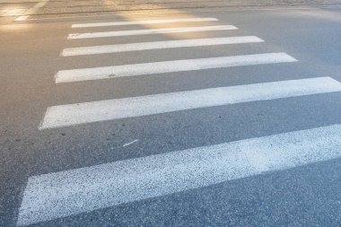 Kimse siyah ve beyaz yaya geçidi Darck tonda yaya geçidi. Zebra çapraz yürüme asfalt yolda.