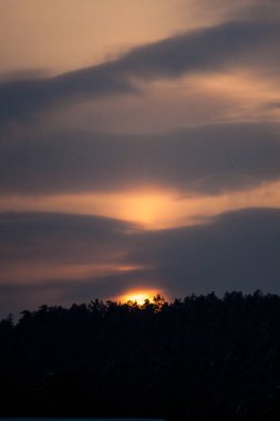 Bulutlar ve günbatımı güneş ışınları ile