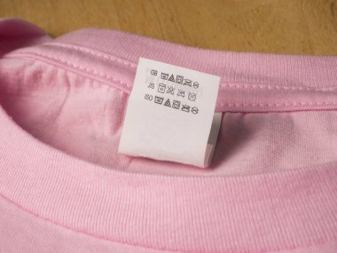 Talimat etiketi pembe t-shirt üzerine yıkama giyim etiketi