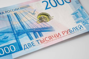 Beyaz arka plan üzerinde yeni Rus banknotlar. 2000 ruble. Vladivostock. Rus parası.