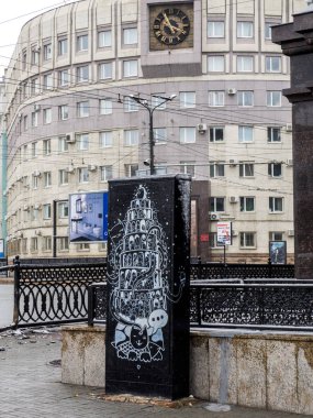 Chelyabinsk, Rusya: 10 Ekim 2018 - güzel grafiti Chelyabinsk şehir merkezi. Devrim Meydanı. Astronomik Saat'in ile bina arka planı. Mahkeme
