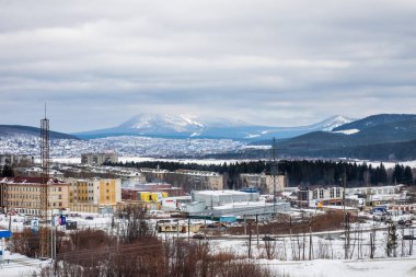 Şehir panoraması yüksek dağları Güney Urallar'nda bulunan. Zlatoust. Rusya. Kış cityscape