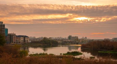 Çelyabinsk, Rusya Federasyonu - 20 Eylül 2018: restorasyon önce set of gün batımı. aşırı büyümüş sazlık mias şehir Nehri boyunca. Chelyabinsk ve konumlar.