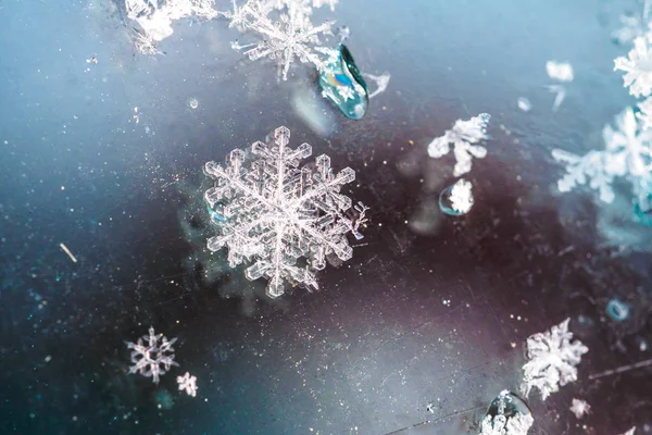 雪纹理碎片雪花特写 水晶般清澈的冰 宏照片 浅景深 圣诞节背景的布局 圣诞节主题 — 图库照片