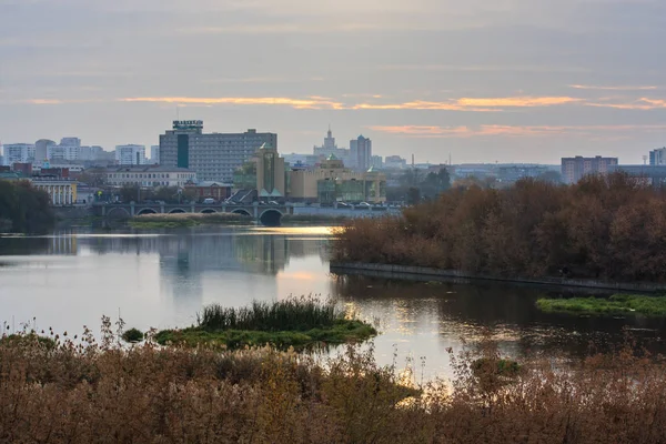 Chelyabinsk Rusia Septiembre 2018 Terraplén Antes Restauración Cañas Cubiertas Largo — Foto de Stock