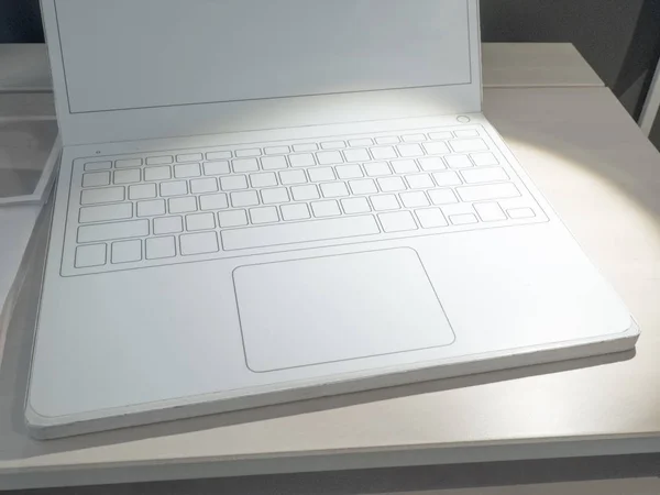 Vista Frontal Portátil Moderno Con Una Pantalla Blanca Teclado Blanco — Foto de Stock