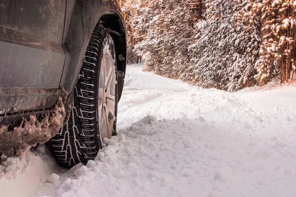 Opony Zimowe Drogi Pokryte Śniegiem Pojazdu Snowy Aleja Nocy Śniegu — Zdjęcie stockowe