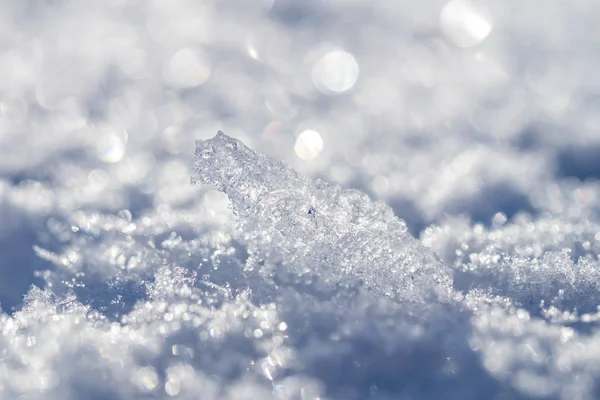 フィールドと快適なぼやけたボケ味の浅い深さで真っ白な雪のマクロ撮影 あなたのレイアウトのための偉大な冬のクリスマス背景 — ストック写真