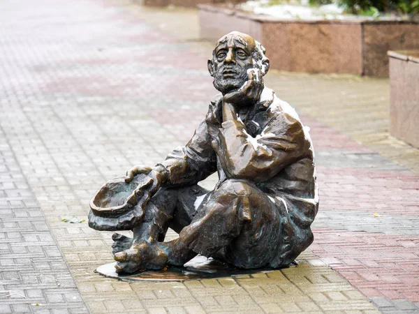 Chelyabinsk Russia September 2018 Monument Beggar Man Sits Wet Sidewalk — Stock Photo, Image