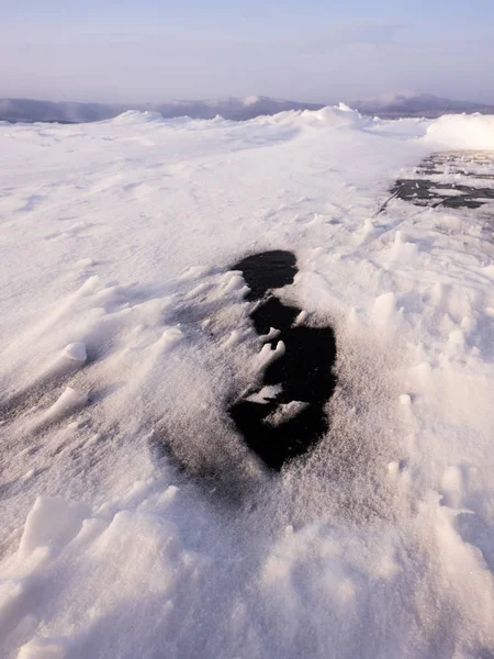 Inverno Natural Lago Gelo Quebrando Com Fundo Céu Claro Foco — Fotografia de Stock