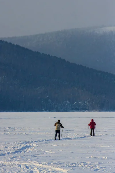 Skieurs Montent Sur Lac Montagne Hiver Neige Blanche Kystique Faune — Photo