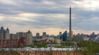 Yekaterinburg şehir panoraması ile daha sonra yıkılmış bitmemiş Tv Kulesi