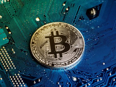 Bitcoin incelemesi kavramı. Fiziksel bit sikke. Dijital para. Cryptocurrency. Blockchain teknoloji ve ağ kavramı gümüş bitcoins sembolü.