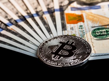 Bitcoin ve banknot dolar. Bir dolar için Exchange bitcoin. Dünya çapında cryptocurrency ve dijital ödeme sistemi için kavramsal görüntü. Yeni sanal para.