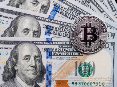 Kripto bitcoin ve dolar ile arka plan. Bitcoins yüz dolarlık banknot üzerinde sembolik sikkeleri. Bir dolar için Exchange bitcoin nakit.