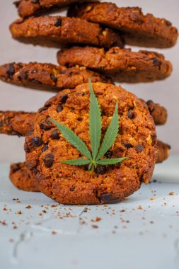 Cbd esrar ve yaprak garnitür ve tomurcukları ile lezzetli ev yapımı çikolatalı kurabiye. Tıbbi yenilebilir şeyler. Gıda olarak kullanılmak üzere tıbbi esrar tedavisi. Kanada yasallaştırma. Rasta kurabiye tarifi. Esrar ve bisküvi. Reggie gıda. Narkotik tatlılar. J