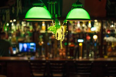 Irish pub içinde. Yeşil koyu bar bar fotoğraf. Avize üzerinde odaklanmak.