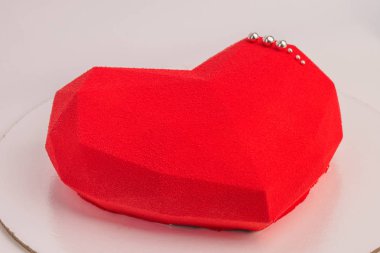 Güzel bir şekilde dekore edilmiş kalp şekli Mousse kek, beyaz arka plan üzerinde çilek ile kalp şekli. Yukarıdan görmek. 8 Mart. 