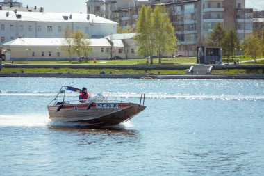 hızlı motorlu tekne yüzen Nehri şehrin arka planı üzerinde.