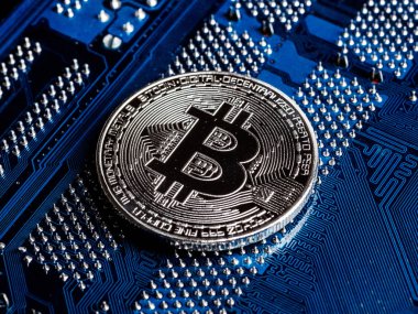 Devre kartı üzerinde gümüş bitcoins. Kripto-para incelemesi kavramı. 