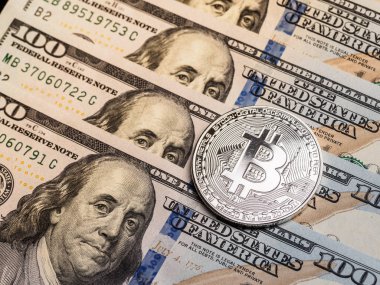 Bitcoin ve banknot dolar. Bir dolar için Exchange bitcoin. Dünya çapında cryptocurrency ve dijital ödeme sistemi için kavramsal görüntü. Yeni sanal para.