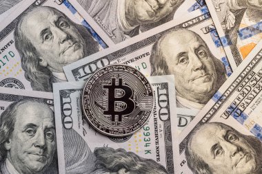 Kripto bitcoin ve dolar ile arka plan. Bitcoins yüz dolarlık banknot üzerinde sembolik sikkeleri. Bir dolar için Exchange bitcoin nakit.