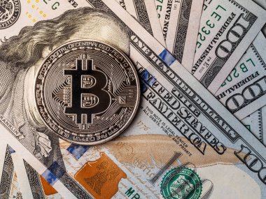 Kripto bitcoin ve dolar ile arka plan. Bitcoins yüz dolarlık banknot üzerinde sembolik sikkeleri. Bir dolar için Exchange bitcoin nakit.