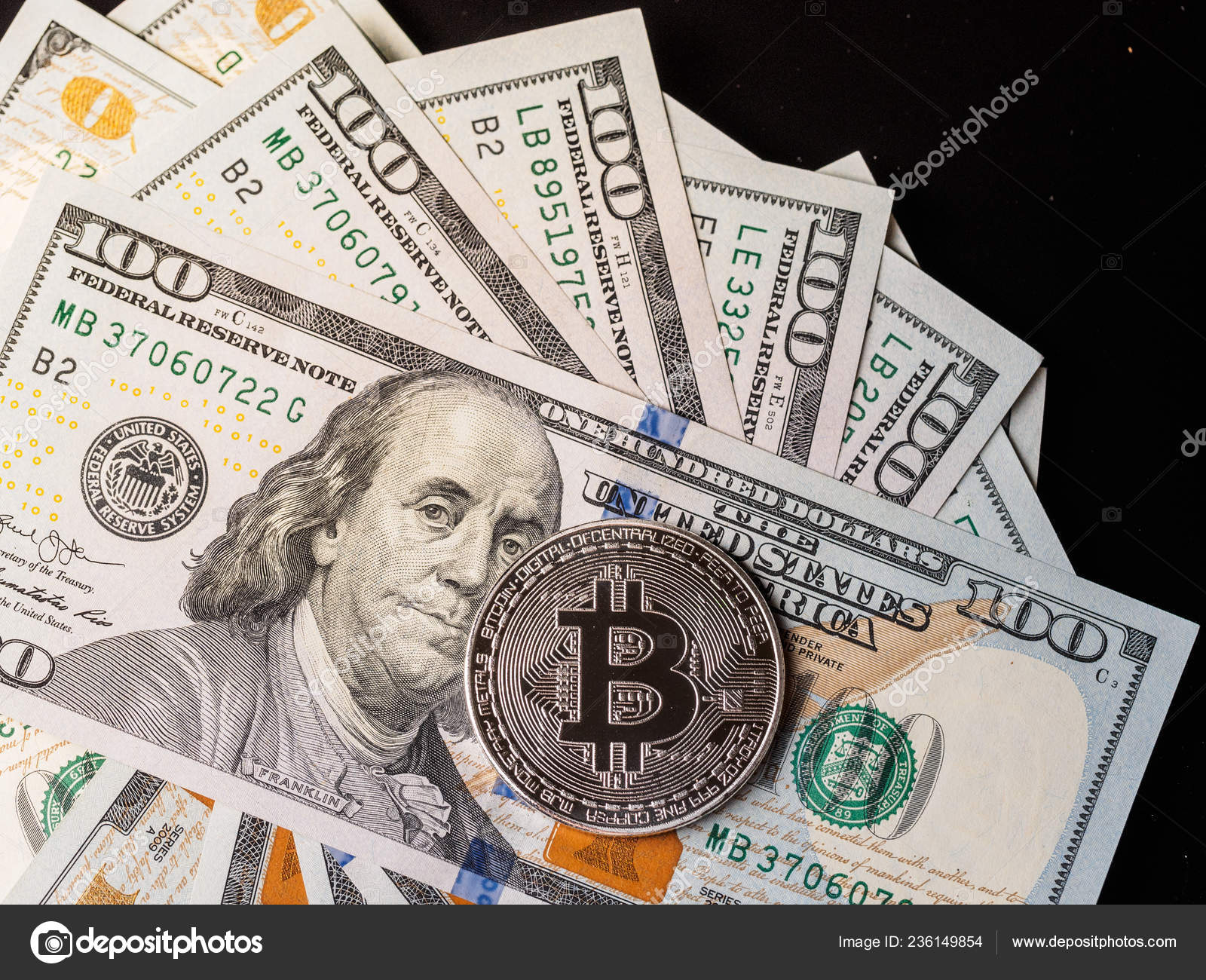 背景与加密比特币和美元一百美元纸币上的比特币的符号硬币兑换比特币现金兑换一美元—— 库存社论照片© Evgeniy_Bobkov #236149854