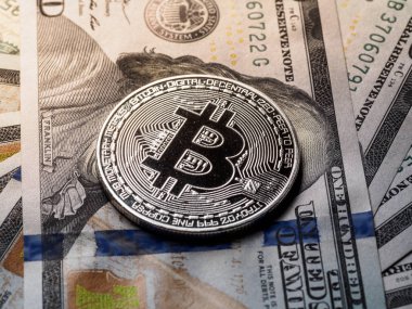 Kripto bitcoin ve dolar ile arka plan. Bitcoins yüz dolarlık banknot üzerinde sembolik sikkeleri. Bir dolar için Exchange bitcoin nakit.