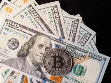 Kripto bitcoin ve dolar ile arka plan. Bitcoins yüz dolarlık banknot üzerinde sembolik sikkeleri. Bir dolar için Exchange bitcoin nakit.