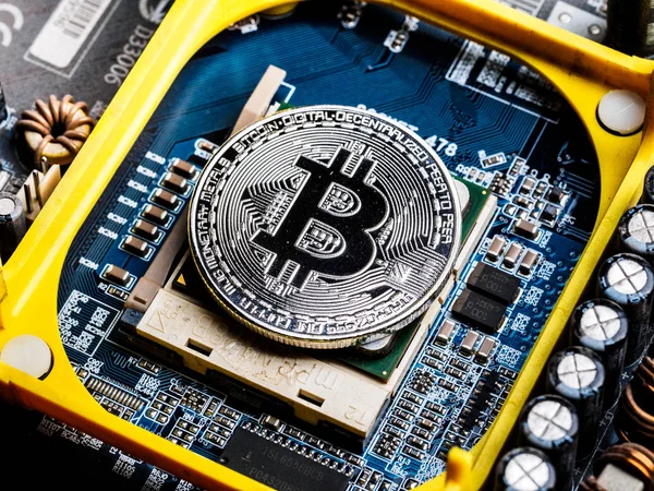 Концепция Bitcoin Mining Физическая Монета Цифровая Валюта Криптовалюта Серебряные Биткоины — стоковое фото
