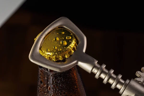 Een Hand Die Een Verse Koude Ale Flesje Bier Openen — Stockfoto