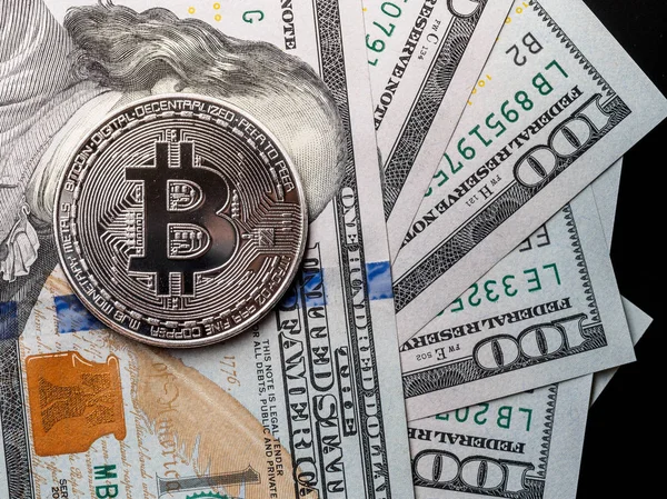 Antecedentes Com Bitcoin Criptografia Dólares Moedas Simbólicas Bitcoins Notas Cem — Fotografia de Stock