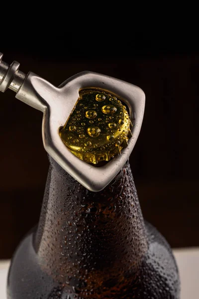 Een Hand Die Een Verse Koude Ale Flesje Bier Openen — Stockfoto