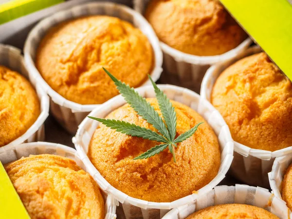 Délicieux Muffins Cannelle Faits Maison Avec Garniture Feuilles Marijuana Cookies — Photo
