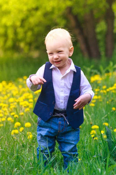 Batole Boy Módní Stylový Oblek Glade Rozkvetlých Žlutých Pampelišek Květy — Stock fotografie