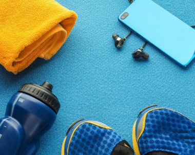 Kavram sağlıklı yaşam, spor ve diyet. Üstten görünüm, metin alanı. Atlet ayarlandı. Düz yatıyordu kompozisyon. Spor unisex, erkek ve kadın fitness.