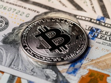 Bitcoin ve banknot dolar. Bir dolar için Exchange bitcoin. Dünya çapında cryptocurrency ve dijital ödeme sistemi için kavramsal görüntü. Yeni sanal para.