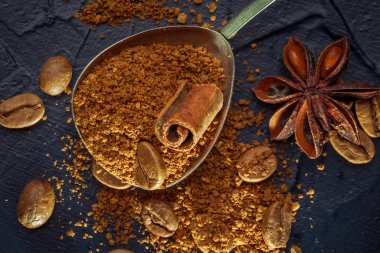 Tarçın ve oryantal baharat, anason kakao, sopa çekilmiş kahve ve koyu arka plan üzerinde yeşil tahıl vintage bir kaşıkla. metniniz için boş alan. Yakın çekim makro görüntü.