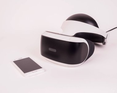 Modern sanal dijital siber teknoloji. Vr kulaklık ve akıllı telefon yakın çekim. Beyaz arka plan üzerinde izole. Yenilik aygıt. Akıllı telefon.