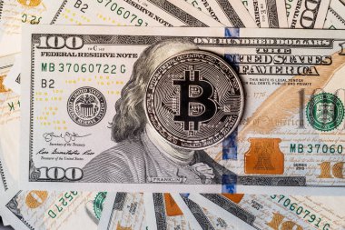 Bitcoin ve banknot dolar. Bir dolar için Exchange bitcoin. Dünya çapında cryptocurrency ve dijital ödeme sistemi için kavramsal görüntü. Yeni sanal para.