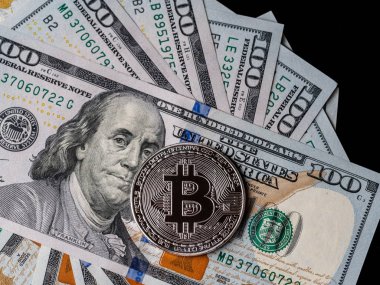 Bitcoin ve banknot dolar. Bir dolar için Exchange bitcoin. Dünya çapında cryptocurrency ve dijital ödeme sistemi için kavramsal görüntü. Yeni sanal para.